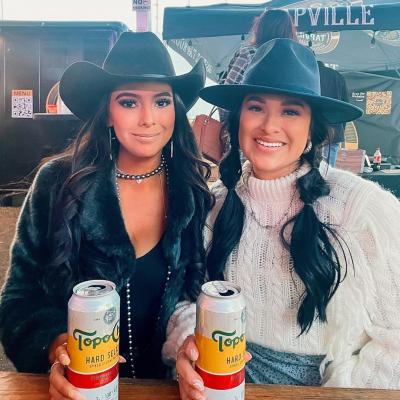 If you need hat advice, look no further

📸: @aracelyhuerta_